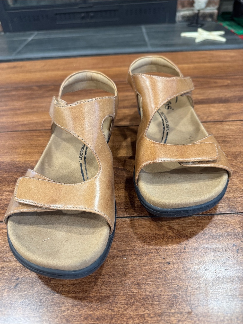 Taos Serene Ankle strap sandal size 8